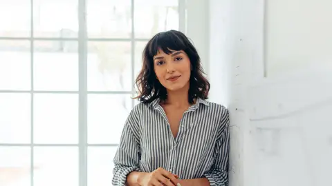 Una mujer posando Una mujer posando
