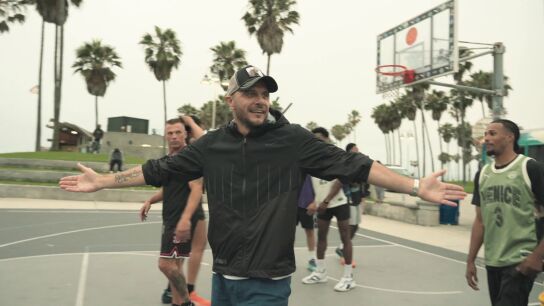 Despu&eacute;s del tenis&hellip; &iexcl;llega el baloncesto! Joaqu&iacute;n prueba un nuevo deporte en Venice Beach 