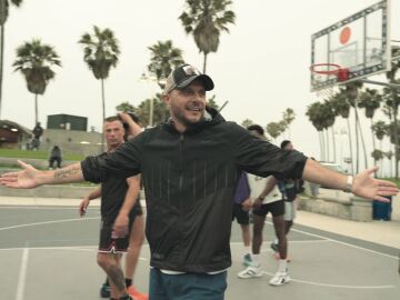 Despu&eacute;s del tenis&hellip; &iexcl;llega el baloncesto! Joaqu&iacute;n prueba un nuevo deporte en Venice Beach 