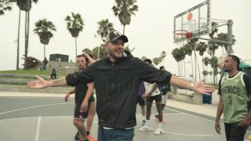 Después del tenis… ¡llega el baloncesto! Joaquín prueba un nuevo deporte en Venice Beach 