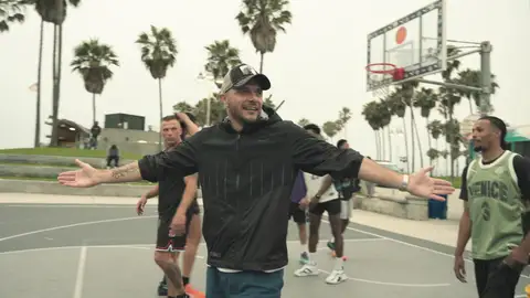 Después del tenis… ¡llega el baloncesto! Joaquín prueba un nuevo deporte en Venice Beach Después del tenis… ¡llega el baloncesto! Joaquín prueba un nuevo deporte en Venice Beach