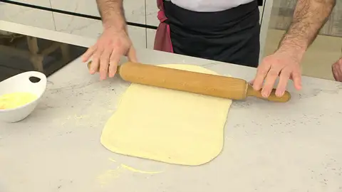 Estírala (solo hacia un lado) con un rodillo Estírala (solo hacia un lado) con un rodillo