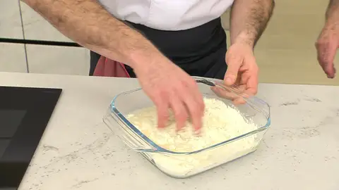 Mezcla los ingredientes a mano hasta que desaparezca toda la harina Mezcla los ingredientes a mano hasta que desaparezca toda la harina