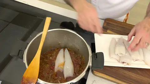 Sazona los calamares e introdúcelos en la olla Sazona los calamares e introdúcelos en la olla