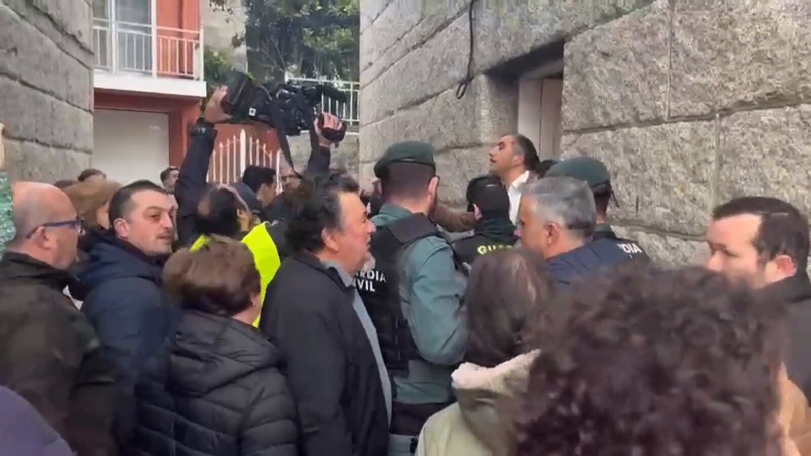 VÍDEO: Una concentración vecinal consigue que unos okupas abandonen una vivienda en Pontevedra