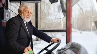 Imagen de archivo de una persona entregando su abono transporte Imagen de archivo de una persona entregando su abono transporte