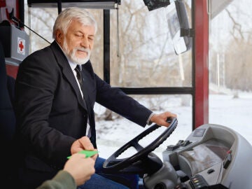 Imagen de archivo de una persona entregando su abono transporte