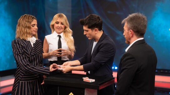 "Es impresionante": La magia de Jorge Luengo deja de piedra a Cayetana Guill&eacute;n Cuervo y Macarena G&oacute;mez