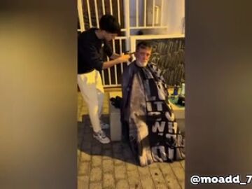 El solidario gesto de un peluquero que atiende a un indigente en la calle: "Me has hecho un favor"