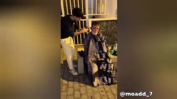 El solidario gesto de un peluquero que atiende a un indigente en la calle: "Me has hecho un favor"