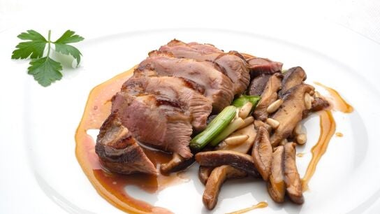 Magret de pato con salsa katsuobushi y jengibre, una receta de Joseba Argui&ntilde;ano