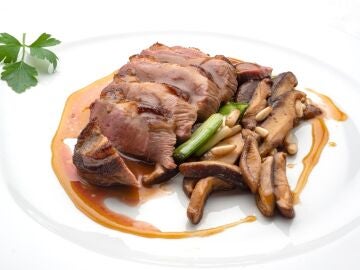 Magret de pato con salsa katsuobushi y jengibre, una receta de Joseba Argui&ntilde;ano