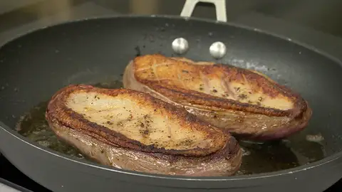 Retíralos de la sartén, envuélvelos con papel de aluminio Retíralos de la sartén, envuélvelos con papel de aluminio