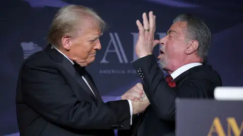 Trump nombra a Sylvester Stallone, Mel Gibson y Jon Voight "embajadores de Hollywood" Sylvester Stallone y Donald Trump, en Mar-a-Lago en el pasado mes de noviembre