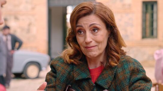 Manuela, la t&iacute;a de Claudia, llega a la f&aacute;brica para visitar a su sobrina y apoyarla tras la p&eacute;rdida de Mateo 