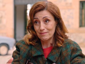 Manuela, la t&iacute;a de Claudia, llega a la f&aacute;brica para visitar a su sobrina y apoyarla tras la p&eacute;rdida de Mateo 