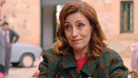 Manuela, la tía de Claudia, llega a la fábrica para visitar a su sobrina y apoyarla tras la pérdida de Mateo Manuela, la tía de Claudia, llega a la fábrica para visitar a su sobrina y apoyarla tras la pérdida de Mateo