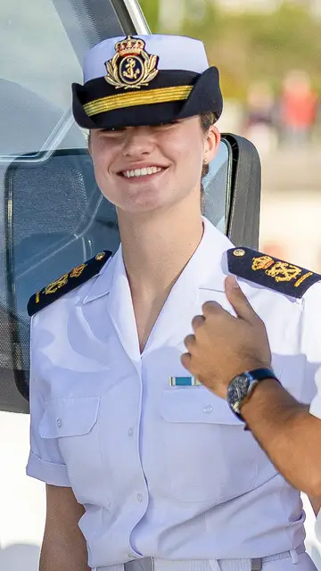 La princesa Leonor montándose en el autobús La princesa Leonor montándose en el autobús