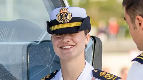 La princesa Leonor montándose en el autobús La princesa Leonor montándose en el autobús