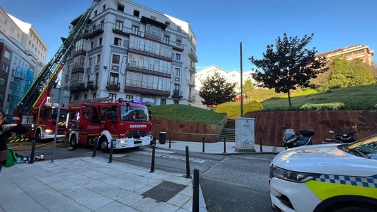 Los servicios de emergencias trabajan en la extinción del incendio Los servicios de emergencias trabajan en la extinción del incendio
