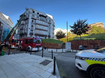 Los servicios de emergencias trabajan en la extinción del incendio 