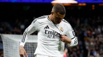 Mbappé se señala el escudo tras su golazo ante el Celta