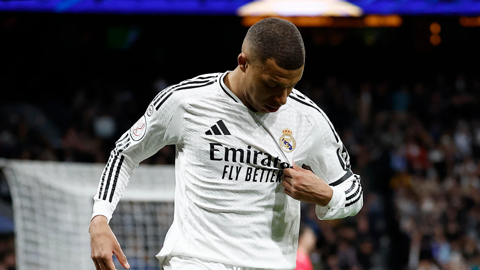Mbappé se señala el escudo tras su golazo ante el Celta Mbappé se señala el escudo tras su golazo ante el Celta