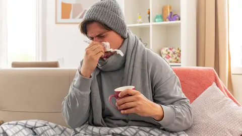 Hombre enfermo por un virus como la gripe Hombre enfermo por un virus como la gripe