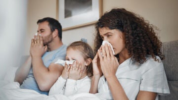 Una familia sufre los síntomas de un virus como la gripe