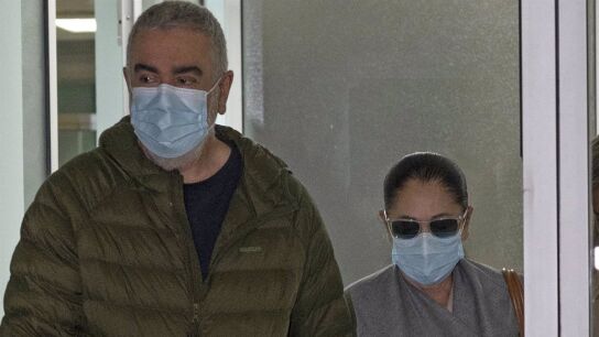 Isabel Pantoja y su hermano Agust&iacute;n saliendo del hospital