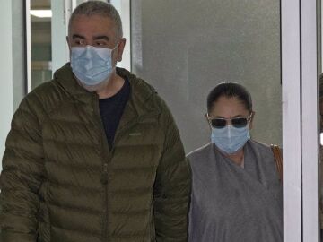Isabel Pantoja y su hermano Agust&iacute;n saliendo del hospital