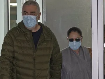 Isabel Pantoja y su hermano Agustín saliendo del hospital Isabel Pantoja y su hermano Agustín saliendo del hospital