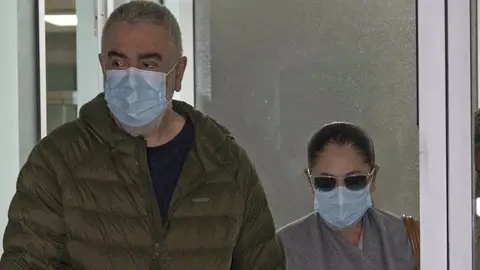 Isabel Pantoja y su hermano Agustín saliendo del hospital Isabel Pantoja y su hermano Agustín saliendo del hospital
