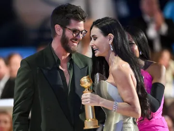 Andrew Garfield y Demi Moore en los Globos de Oro Andrew Garfield y Demi Moore en los Globos de Oro