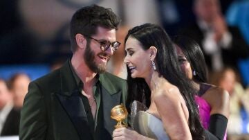 Andrew Garfield y Demi Moore en los Globos de Oro