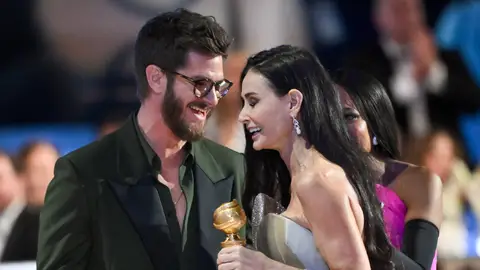 Andrew Garfield y Demi Moore en los Globos de Oro Andrew Garfield y Demi Moore en los Globos de Oro