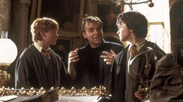 Daniel Radcliffe, Rupert Grint y Chris Columbus en la película Harry Potter y la cámara secreta.