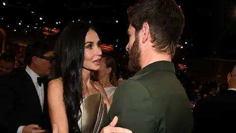 Andrew Garfield y Demi Moore en los Globos de Oro Andrew Garfield y Demi Moore en los Globos de Oro