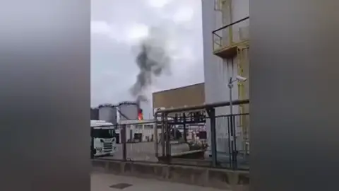 Un muerto y un herido crítico en una explosión en un tanque inflamable en el Puerto de Barcelona Un muerto y un herido crítico en una explosión en un tanque inflamable en el Puerto de Barcelona