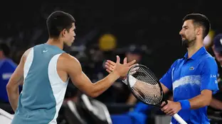 Alcaraz saluda a Djokovic en la Rod Laver Arena Alcaraz saluda a Djokovic en la Rod Laver Arena