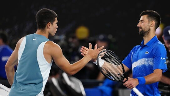 Alcaraz saluda a Djokovic en la Rod Laver Arena