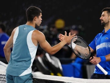 Alcaraz saluda a Djokovic en la Rod Laver Arena