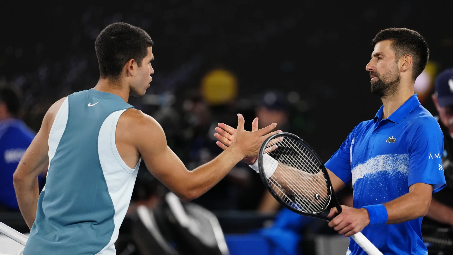 Alcaraz saluda a Djokovic en la Rod Laver Arena Alcaraz saluda a Djokovic en la Rod Laver Arena