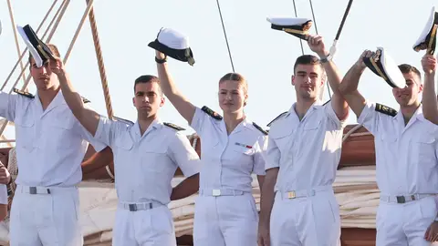 Leonor saludando desde la cubierta de ElCano Leonor saludando desde la cubierta de ElCano