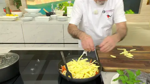 Pela las patatas, córtalas en bastones finos y añádelas Pela las patatas, córtalas en bastones finos y añádelas