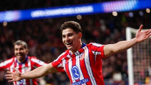 Juli&aacute;n &Aacute;lvarez celebra su segundo gol al Leverkusen