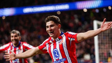 Julián Álvarez celebra su segundo gol al Leverkusen