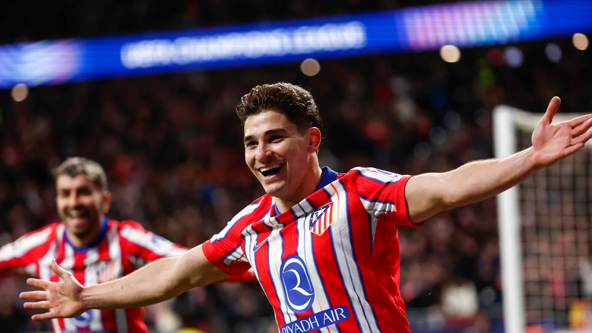 Julián Álvarez celebra su segundo gol al Leverkusen Julián Álvarez celebra su segundo gol al Leverkusen