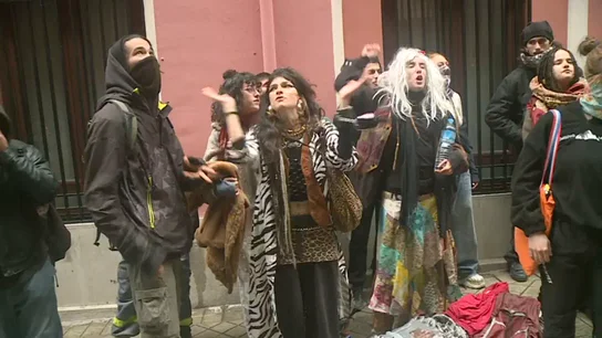Los okupas del edificio de Granada ganan la batalla y se quedarán dos meses más: "Desokupa, hoy no cobras" Los okupas del edificio de Granada ganan la batalla y se quedarán dos meses más: "Desokupa, hoy no cobras"