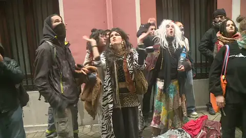 Los okupas del edificio de Granada ganan la batalla y se quedarán dos meses más: "Desokupa, hoy no cobras" Los okupas del edificio de Granada ganan la batalla y se quedarán dos meses más: "Desokupa, hoy no cobras"